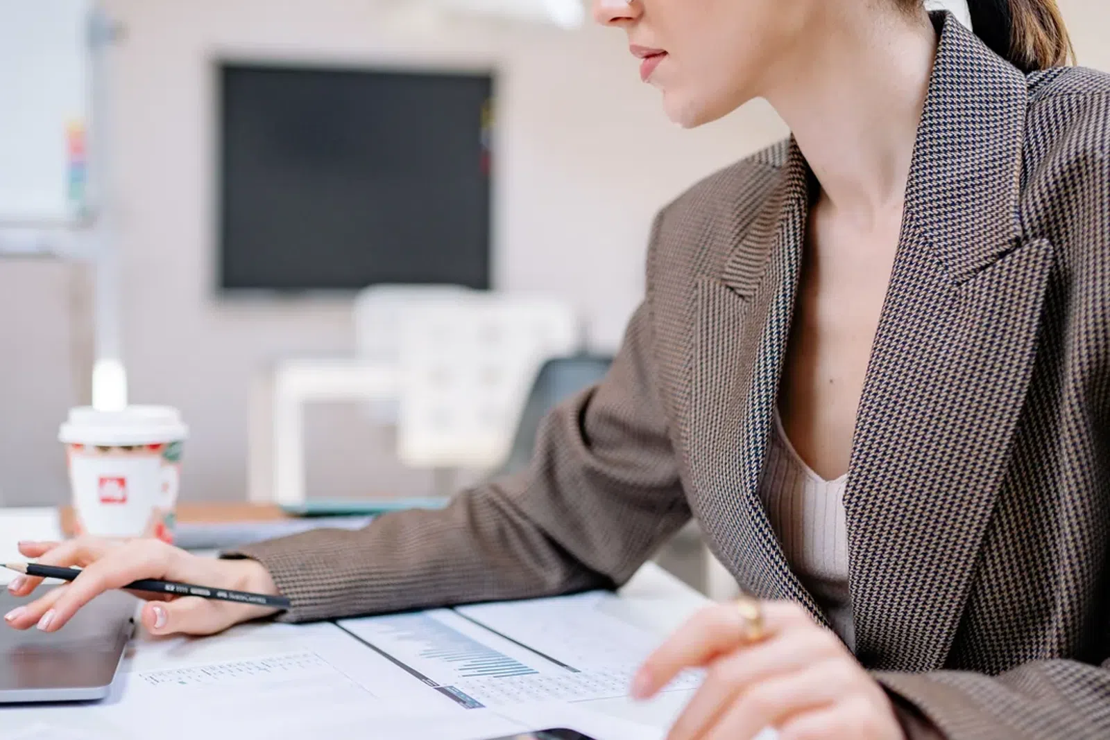 Personas revisando documentación financiera con un asesor