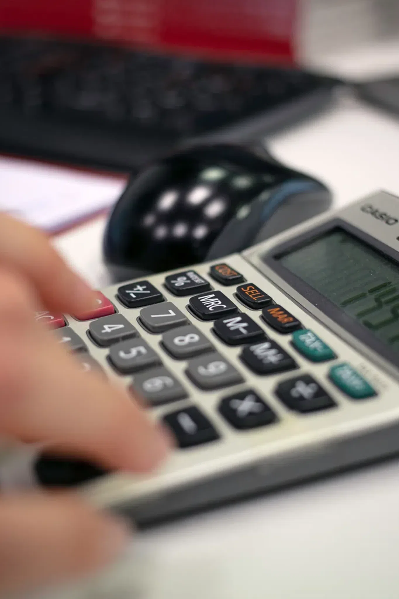 Berater erklärt einer Person Finanzinformationen