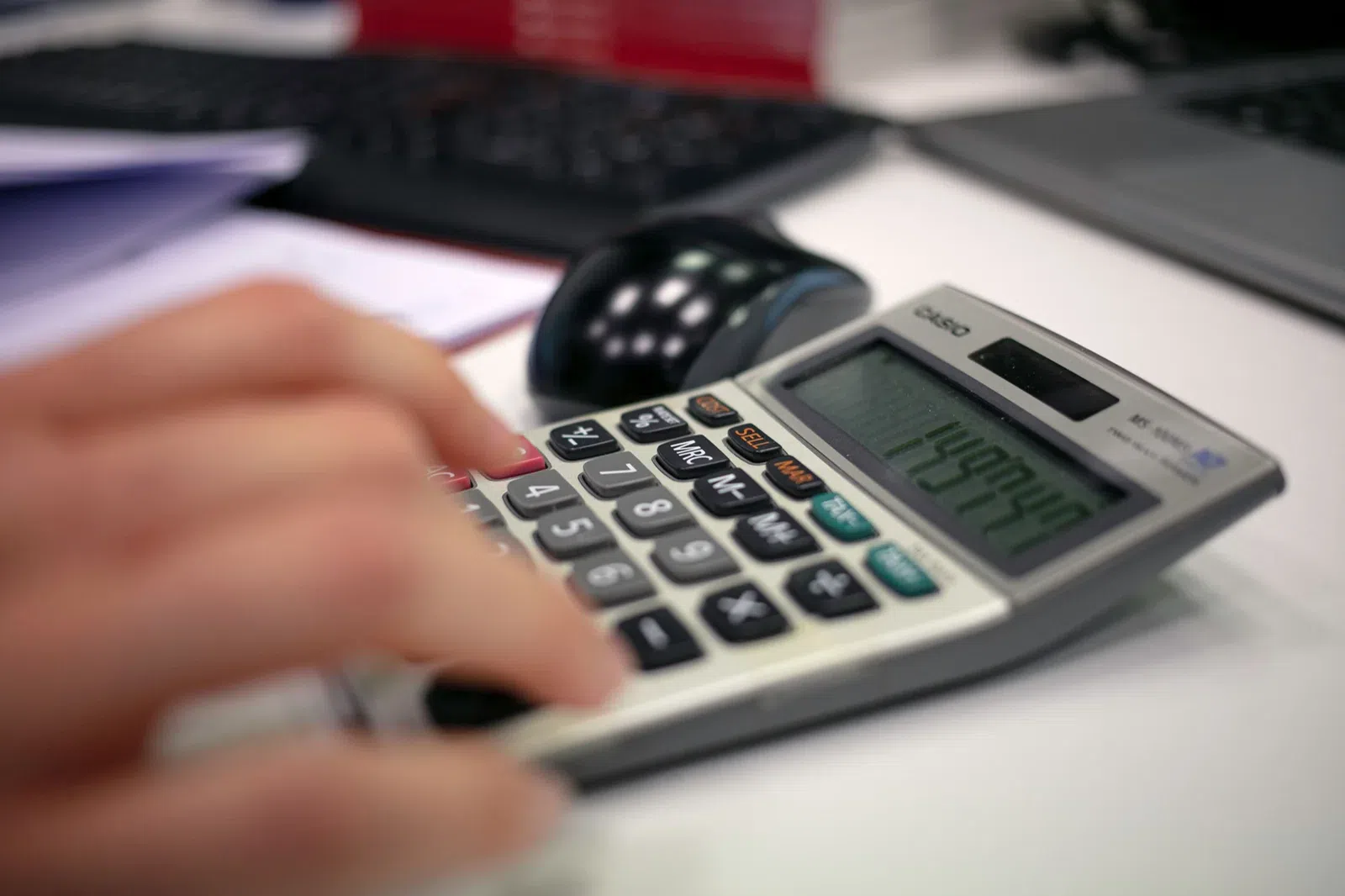 Réunion professionnelle avec ordinateur et documents, illustrant la comparaison des services liés aux comptes bancaires