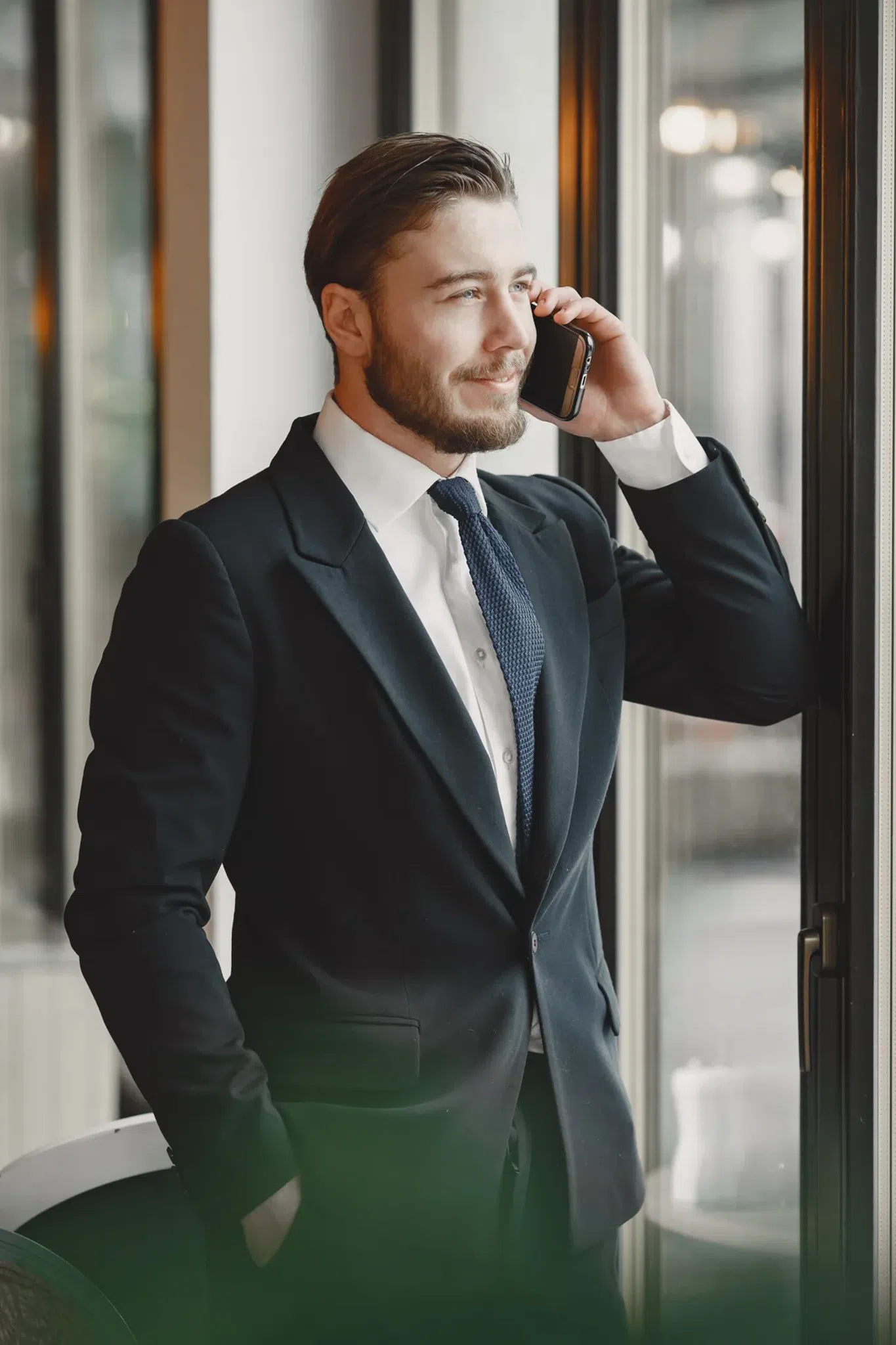 Espace de travail avec plusieurs ordinateurs, illustrant la comparaison de services bancaires numériques